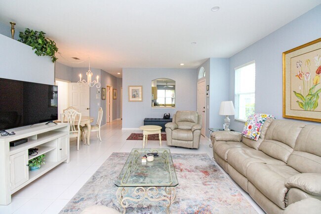 Foto del edificio - **ESCAPE TO PARADISE ** THE STRAND ** 2 Bed + Den/2 Bath First-Floor SEASONAL Condo in The Strand...
