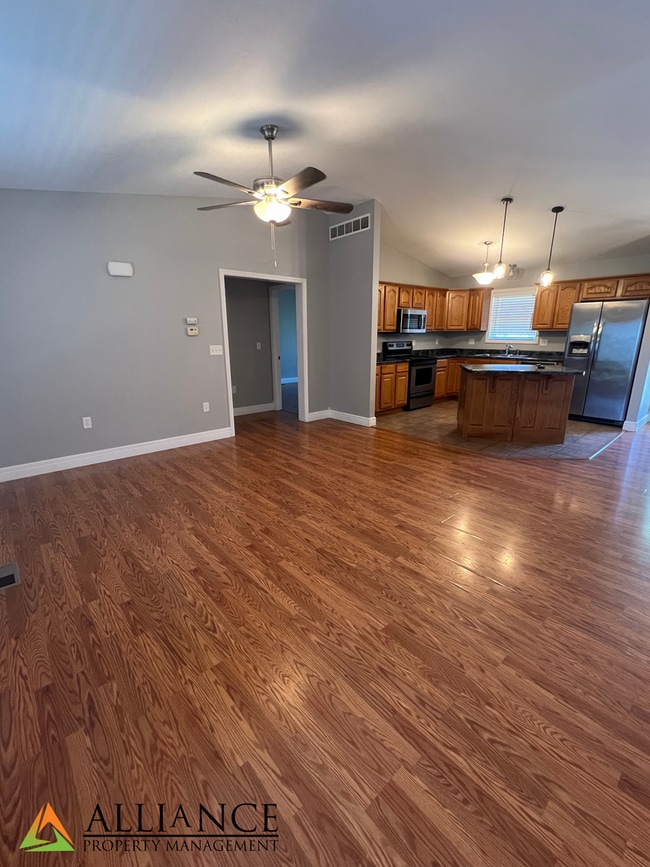 Foto del edificio - NEWLY PAINTED! Walk Out Basement & Much, Much More!