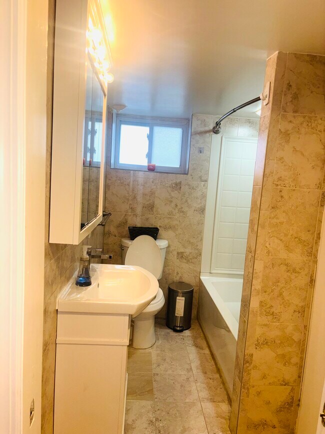 Baño - 10930 120th St