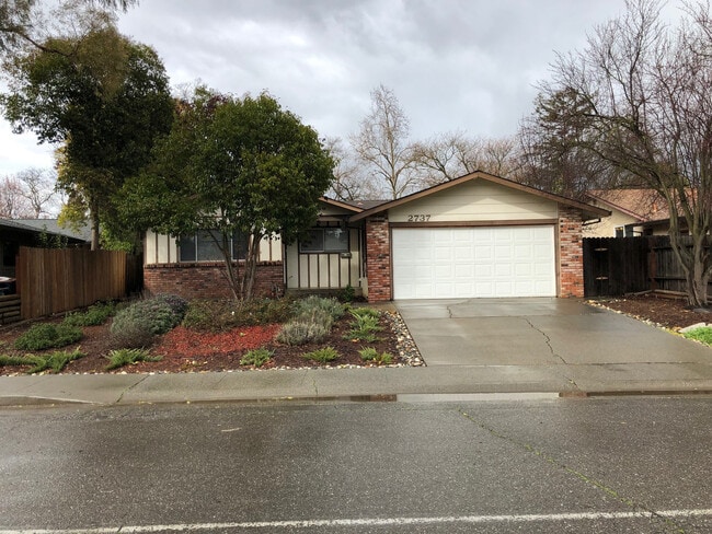 Foto del edificio - Lovely 3 bedroom/2 bathroom home in East Davis -$500 OFF FIRST MONTH'S RENT!!!