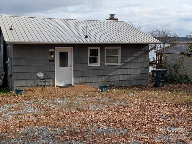 Building Photo - 187 Commodore Loop