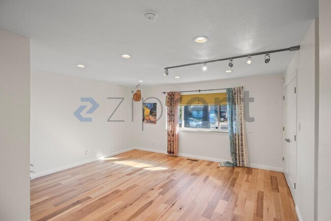 Foto del edificio - 743 Shawnee Ln