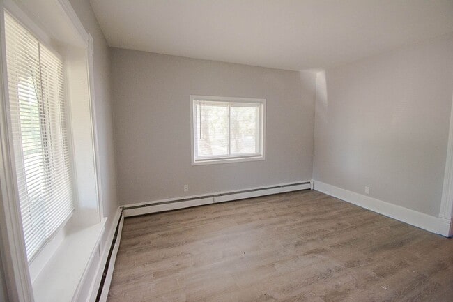 Building Photo - 836 S Newton Ave