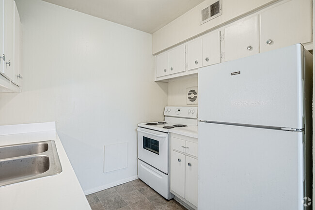 2BR, 1BA - 867SF - Kitchen - Webster Court Apartments