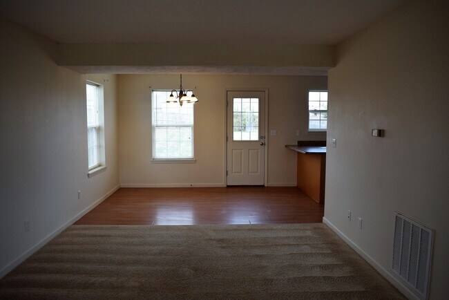 Building Photo - Spacious 3 bedroom, 2.5 bathroom duplex!