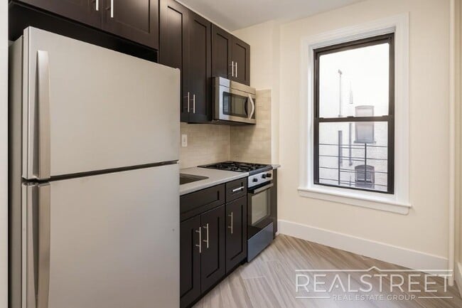 Foto del edificio - Magnificent 1 Bed Across the St from Prospect Park!
