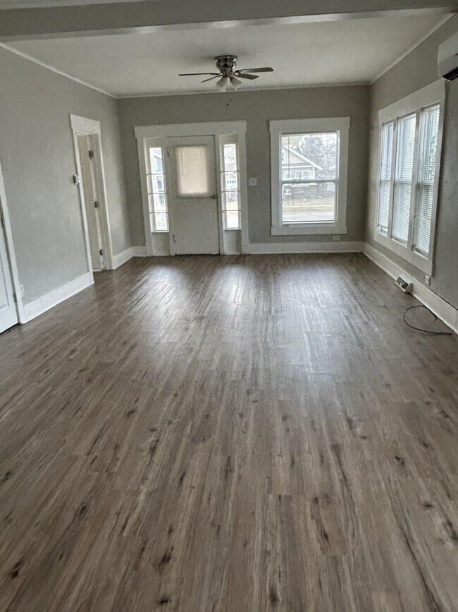 Building Photo - Gorgeous 3BR/2Ba home - a MUST SEE!