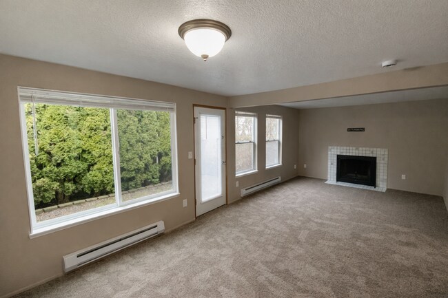 Foto del edificio - 2 Week Special - 3BR Home w/ Garage, Yard & Fireplace