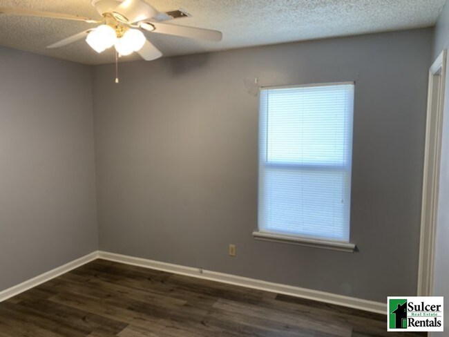 Building Photo - HOUSE: 3BR 2BA