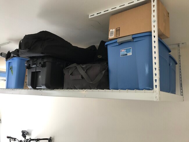 Estantes de techo para garaje para almacenamiento adicional - 4154 N Thurston Ln