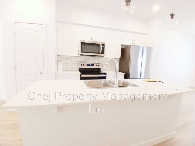 Building Photo - 1918-1209 209 St NW