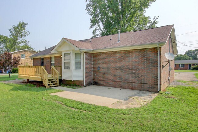Building Photo - Updated 3bed 2 bath in St B with SEPARATE WORKSHOP around back.