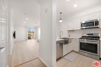 Building Photo - 6400 Crescent Prk E