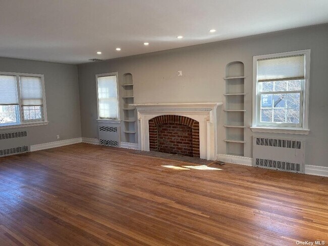 Building Photo - 355 E Beech St