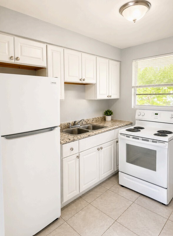 Building Photo - Palafox Gardens-RENT SPECIALS