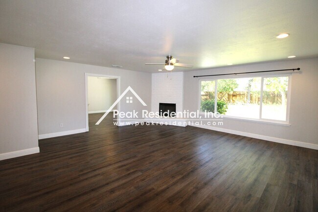 Foto del edificio - 3 br, 2 bath House - 8705 Valley Oak Ln