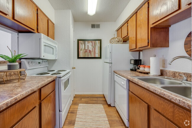 2BR, 2BA - 950SF - Kitchen - Windsail Apartments