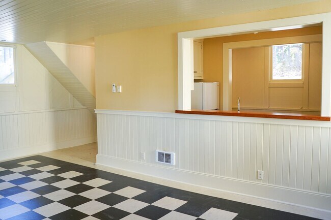 Building Photo - Beautifully Renovated 1-Bedroom "Carriage ...
