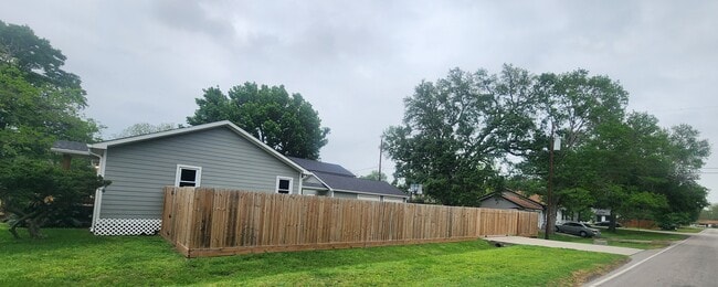 Building Photo - 200 Poinsetta Ln