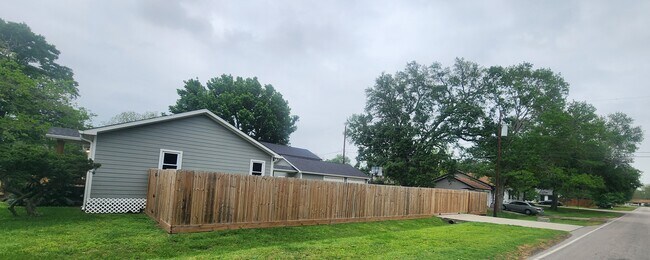 Foto del edificio - 200 Poinsetta Ln