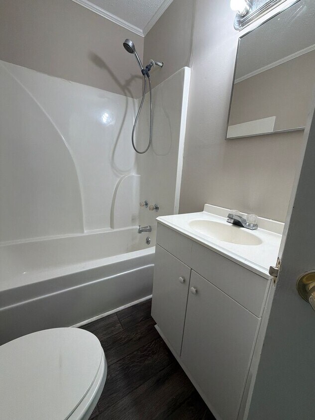 Building Photo - **** AVAILABLE NOW-!!! QUAINT BEMIS LOCATION***** RENOVATED 2 BEDROOM 1 BATH