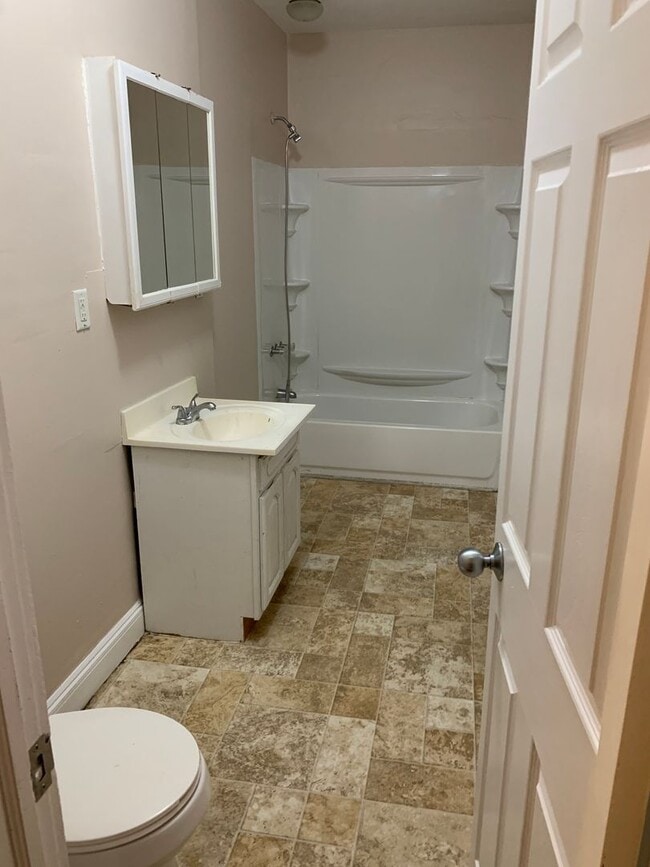 Building Photo - 168 Downs St