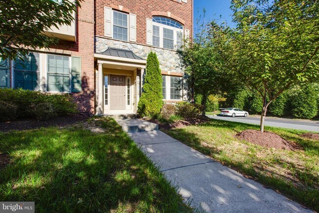 Building Photo - 7403 Matapan Dr