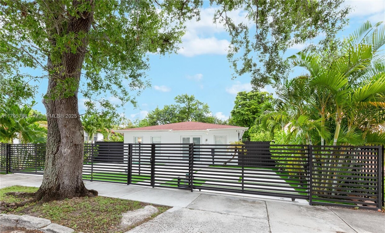 Foto principal - 136 NE 50th St