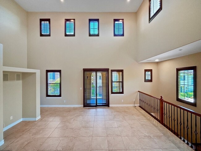 Building Photo - Bright 2BD/2BA Townhouse in Serra Mesa with Balcony, Fireplace & Resort-Style Amenities
