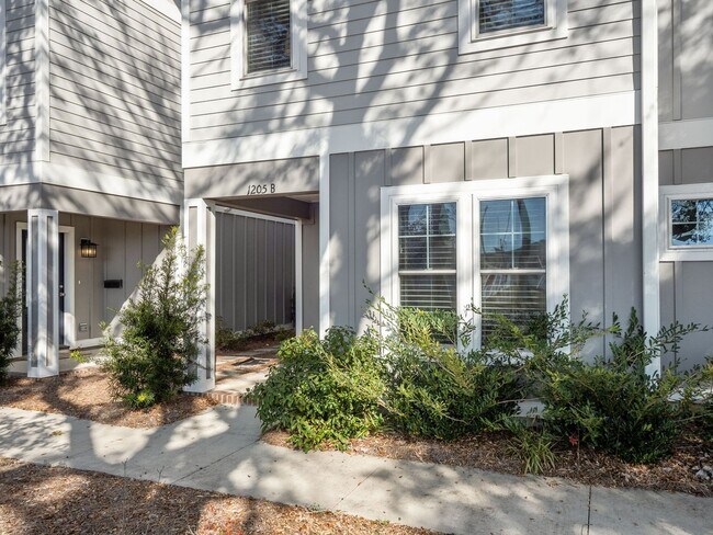 Building Photo - Modern Beaufort Townhome available for Long Term Rental