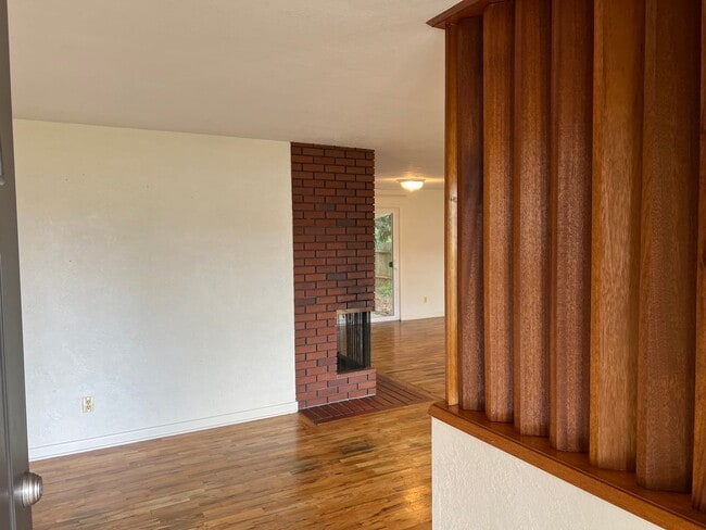 Building Photo - 3 bedroom 1 bathroom single level home!