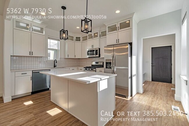 Building Photo - Luxury, Location, and Convenience.