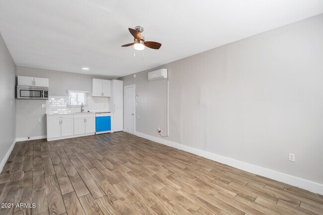 Foto del edificio - 419 W 9th St