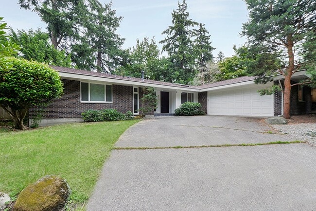 Building Photo - Available March 1st - Beautiful Mercer Isl...