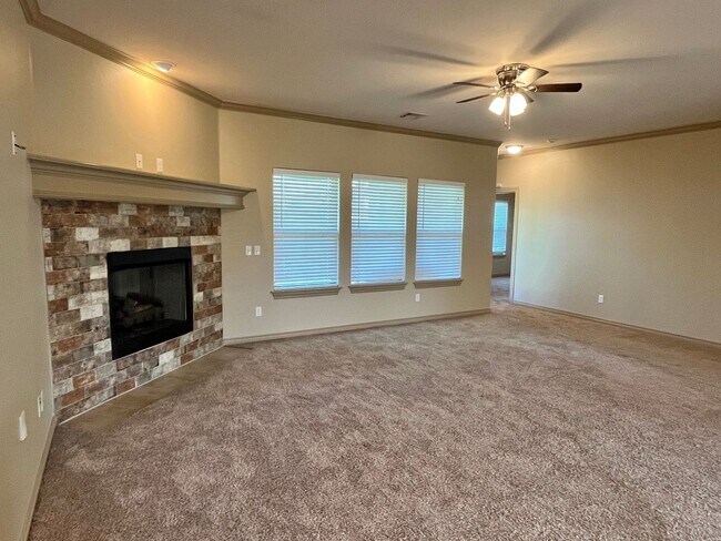 Building Photo - Spacious 4 Bed 2 Bath!!