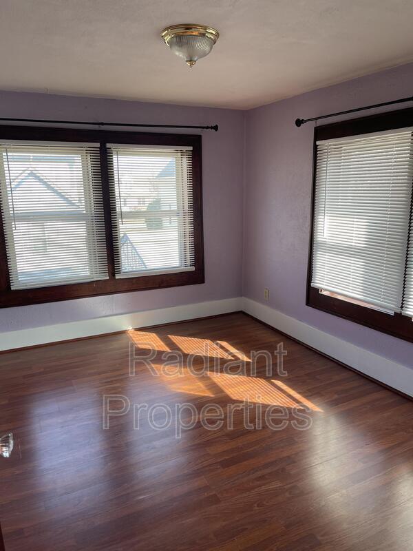 Building Photo - 320 5th St