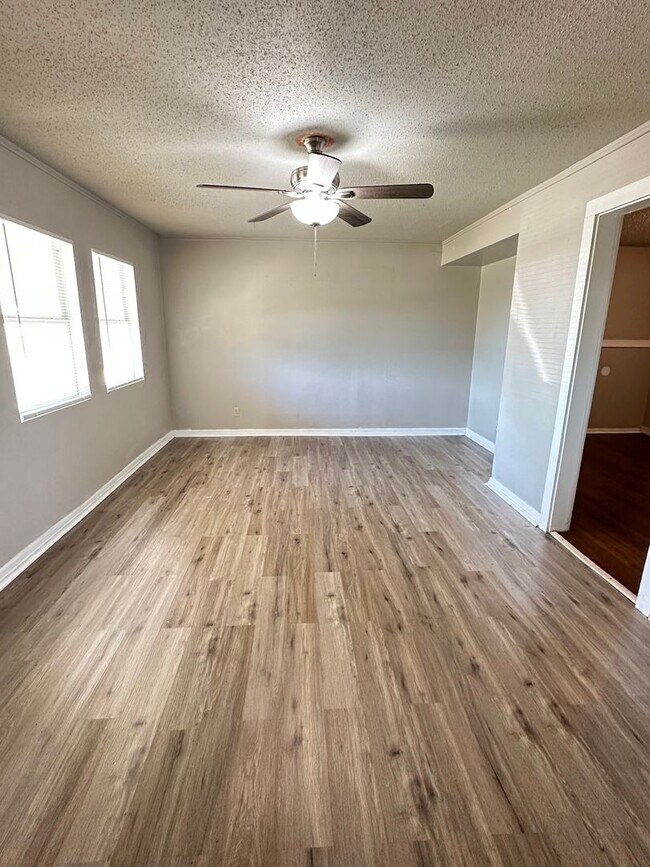 Foto del edificio - NOW AVAILABLE - 3 Bedroom Home + Fenced Ba...