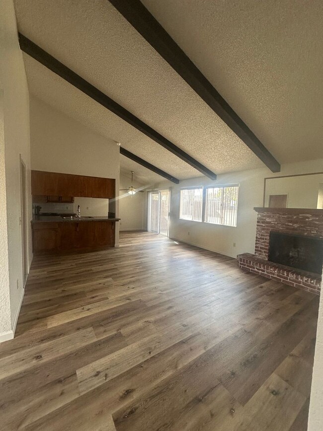 Building Photo - Updated condo in quiet cul-de-sac, central...