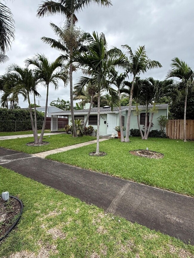 Building Photo - 741 Roseland Dr