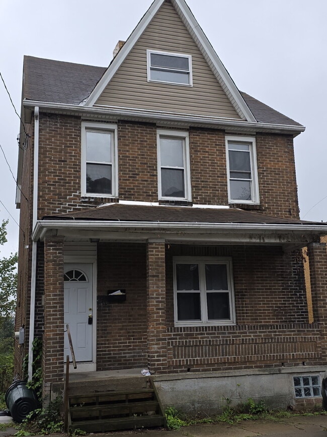 Large 4 Bedroom 2 Bath in Mt. Washington - Large 4 Bedroom 2 Bath in Mt. Washington Apartment