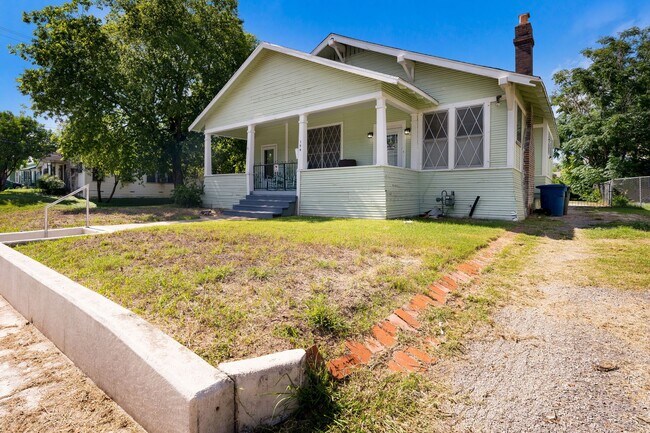 Building Photo - Cool Craftsman 2/1 in the Heart of SA