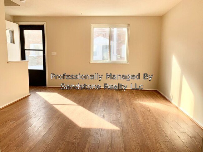 Building Photo - 2 Bedroom Townhouse