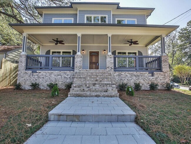 Foto del edificio - Luxurious 4 Bedroom Single Family Home Min...