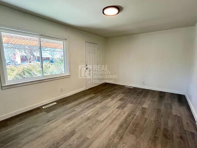 Building Photo - 609 Manitoba Dr