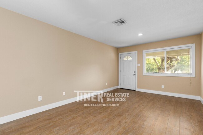 Building Photo - 2 Bed/1 Bath Duplex - Available 3/25/22