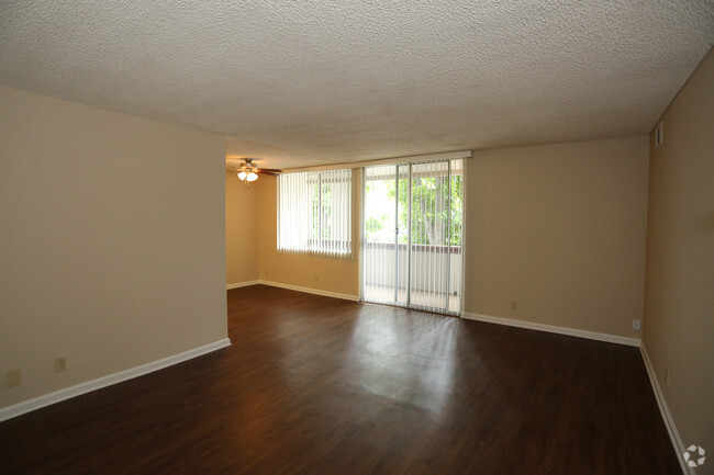 Living & Dining Area - Woodland House Apartments