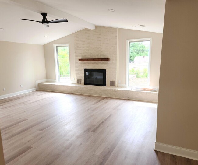 Building Photo - 3785 Ladue St
