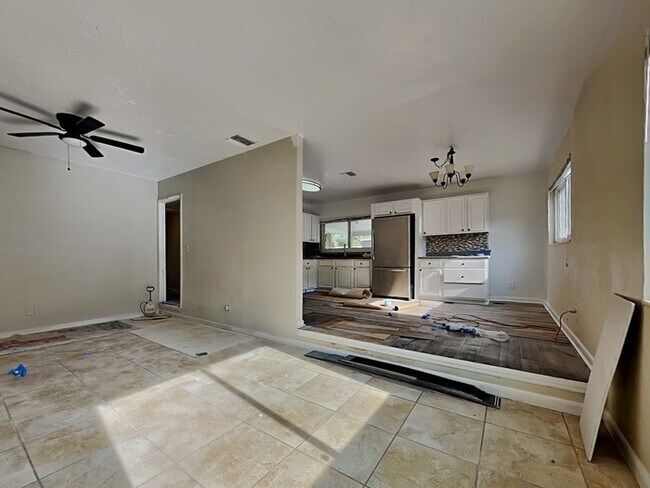 Building Photo - 905 Alicia Ave