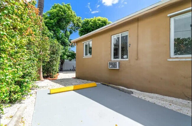 Foto del edificio - 406 Foster Rd