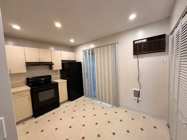 Building Photo - 585 Park Rd